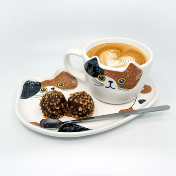 Kocia filiżanka ze spodkiem i mieszadełkiem